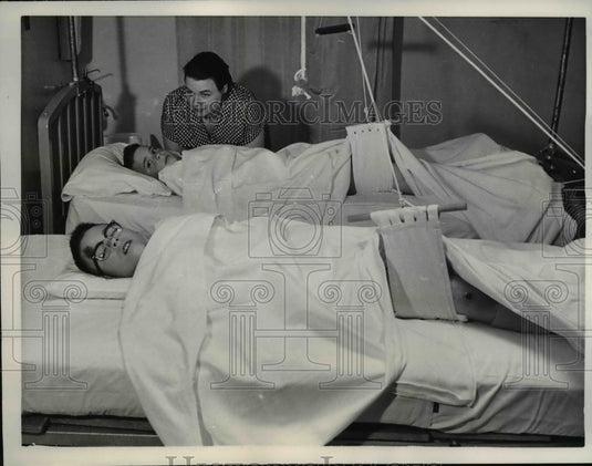 1961 Press Photo Twins David and Douglas Clarkson suffer Identical Leg Fractures