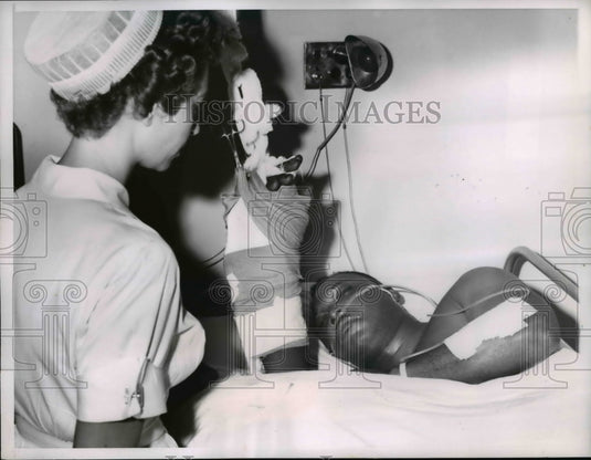 1962 Press Photo Delores Gill attends Arthur Helmes- Historic Images