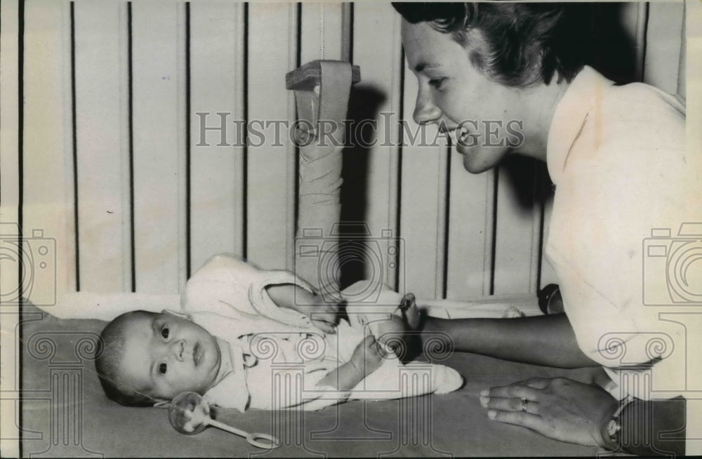 1961 Press Photo Baby Cindy Etheridge w/ nurse Janice Gill