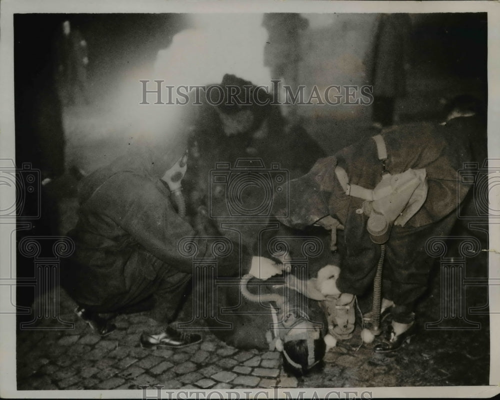 1936 Press Photo First Aid Treatment for Hyperite Gassing's Victim