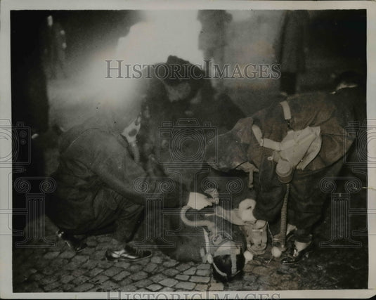 1936 Press Photo First Aid Treatment for Hyperite Gassing's Victim