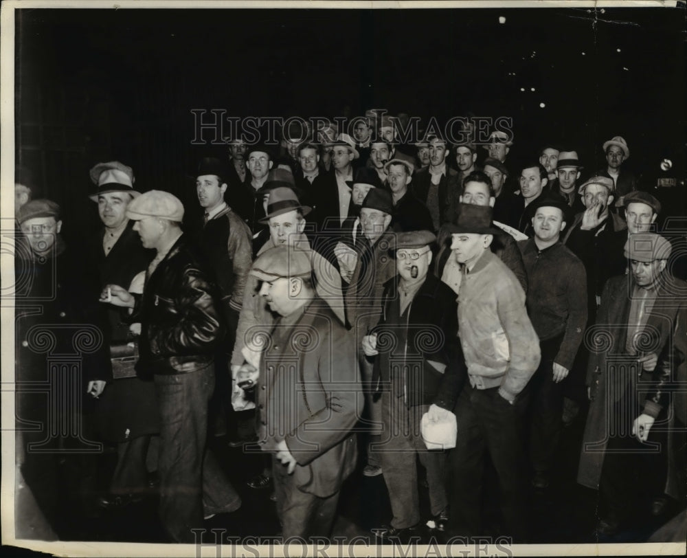1939 Press Photo Dodge employees going back to work after a month long strike
