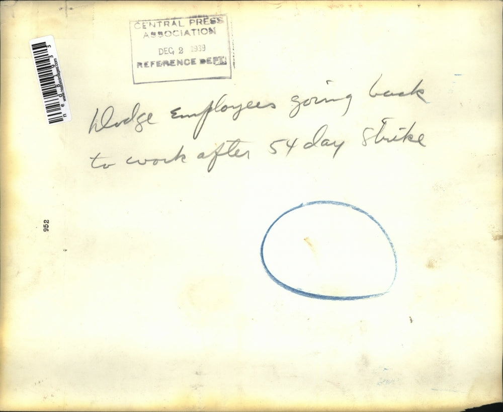 1939 Press Photo Dodge employees going back to work after a month long strike