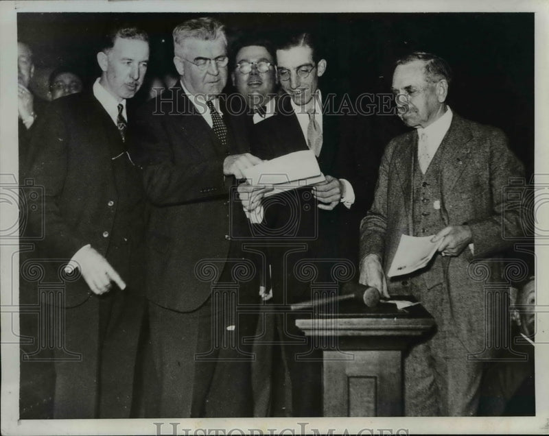 Load image into Gallery viewer, 1934 Press Photo S.F. Carmen Vote Strike Continuance
