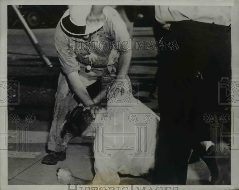 Load image into Gallery viewer, 1938 Press Photo Hand-To-Hand Fight Between Strikers And Workers
