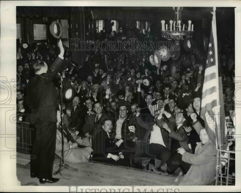 1941 Press Photo Members Give Director Howard Curtis A Rousing Ovation
