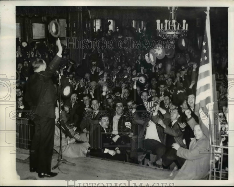 Load image into Gallery viewer, 1941 Press Photo Members Give Director Howard Curtis A Rousing Ovation
