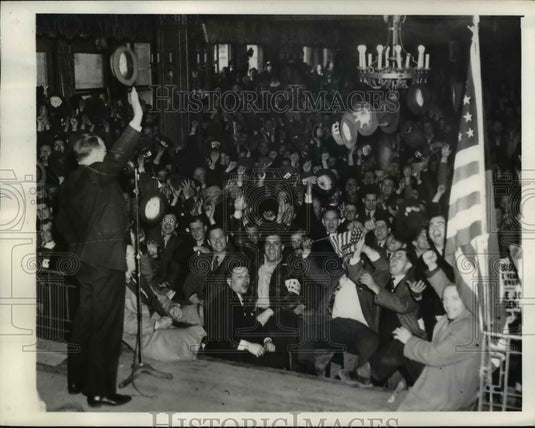 1941 Press Photo Members Give Director Howard Curtis A Rousing Ovation