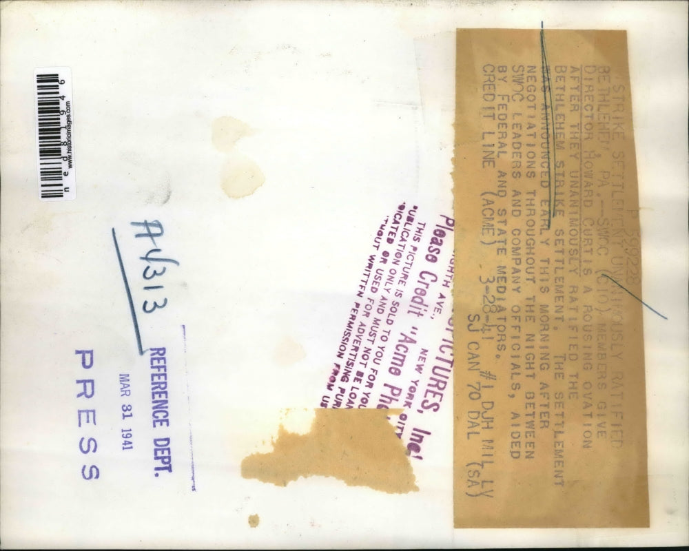 1941 Press Photo Members Give Director Howard Curtis A Rousing Ovation