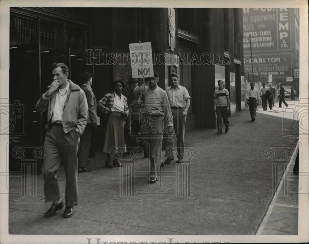 1951 Press Photo A one man picket at the Ohio Bell building
