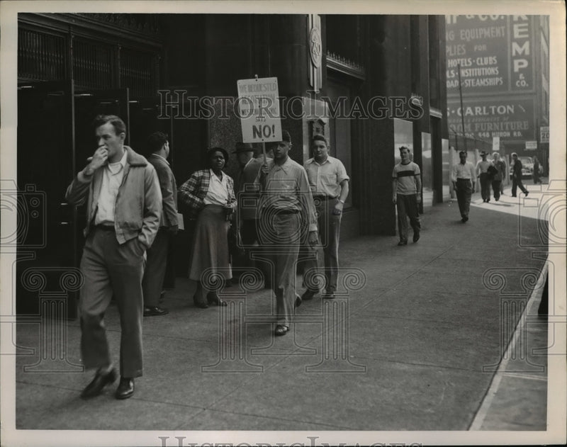 Load image into Gallery viewer, 1951 Press Photo A one man picket at the Ohio Bell building

