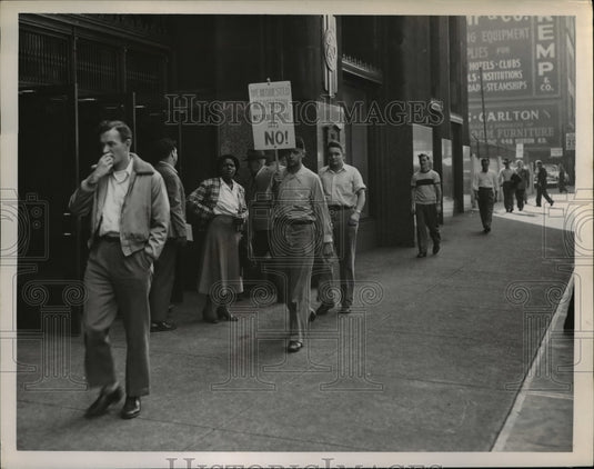 1951 Press Photo A one man picket at the Ohio Bell building