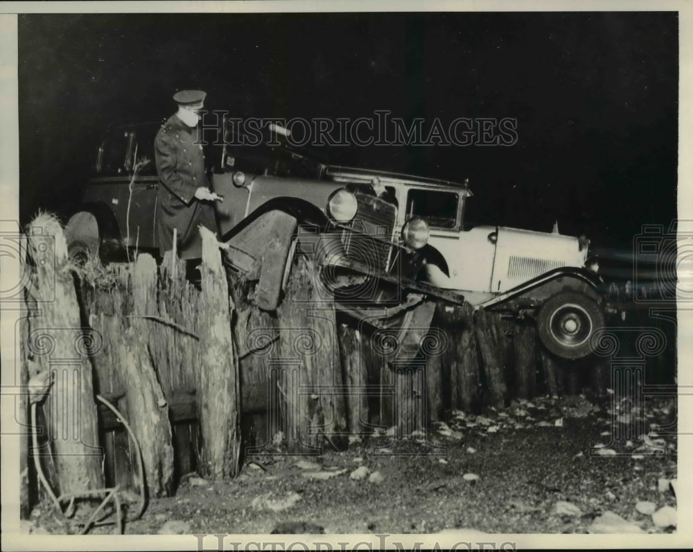 1933 Press Photo Taxicabs being Guarded by Patrolmen