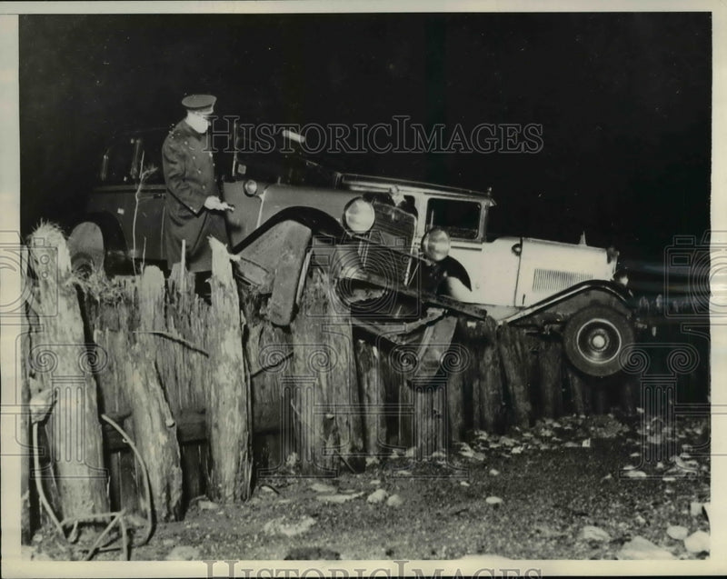 Load image into Gallery viewer, 1933 Press Photo Taxicabs being Guarded by Patrolmen
