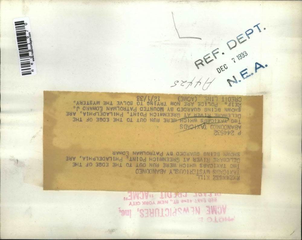 1933 Press Photo Taxicabs being Guarded by Patrolmen