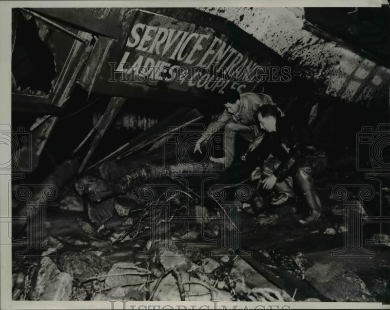 Load image into Gallery viewer, 1938 Press Photo 6 Died in Flood Raging
