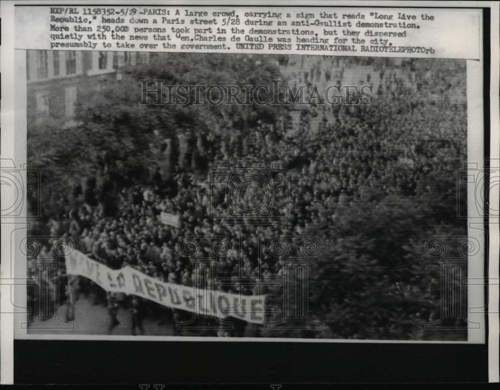 1958 Press Photo "long Live the Republic" in Paris