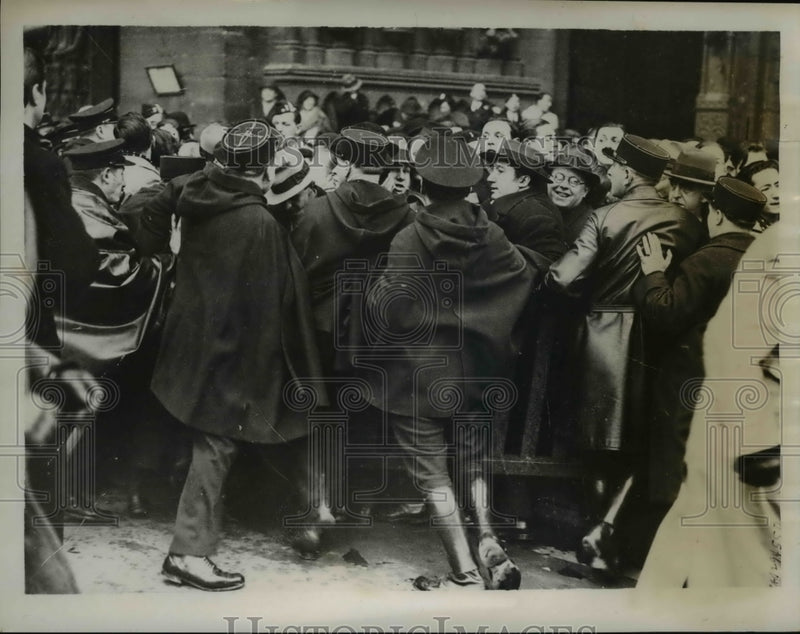 Load image into Gallery viewer, 1935 Press Photo Gendarmes restraining crowd seeking entrance to the Cathedral
