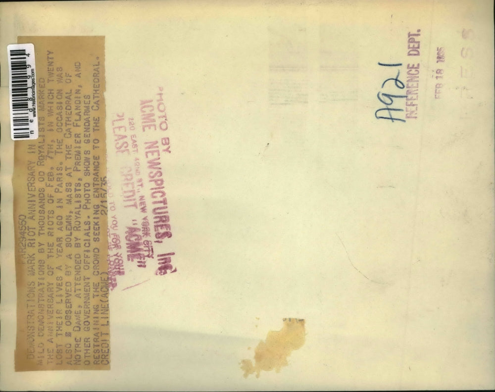 1935 Press Photo Gendarmes restraining crowd seeking entrance to the Cathedral