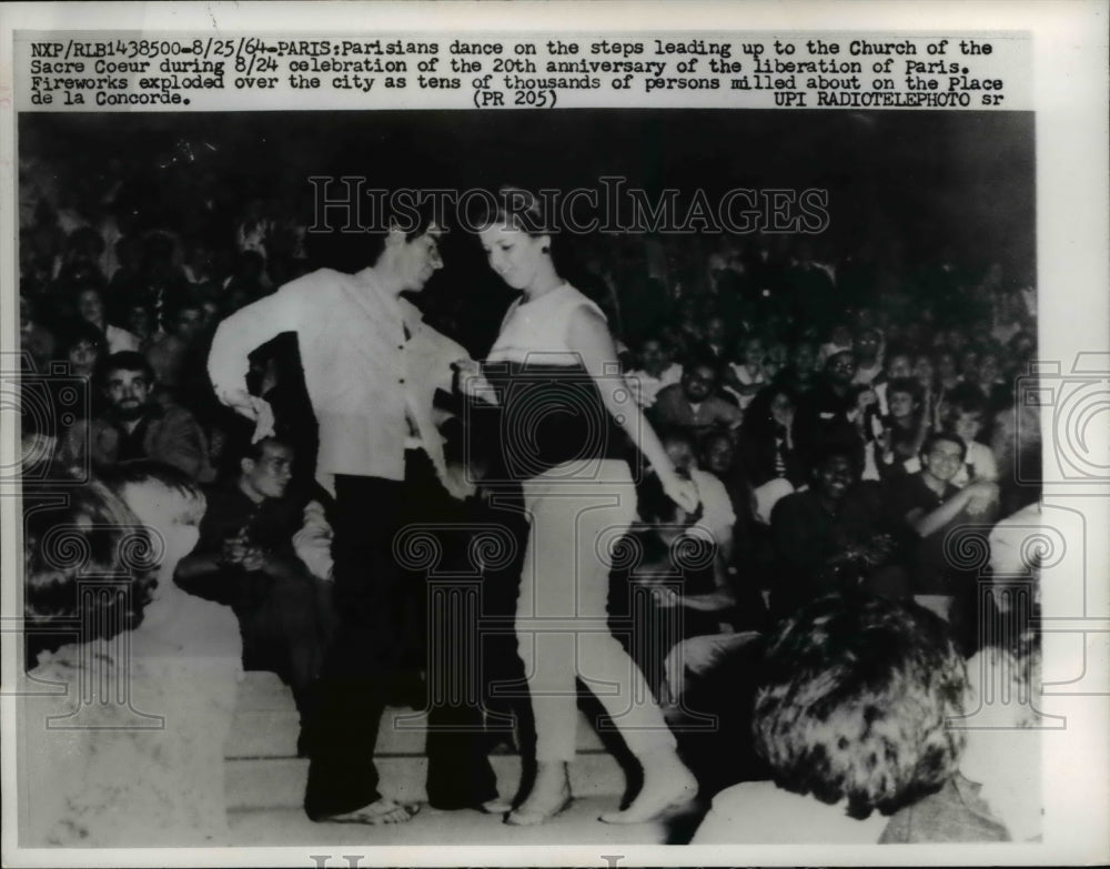 1964 Press Photo Parisians Dance On The Steps Leading Up To The Church- Historic Images