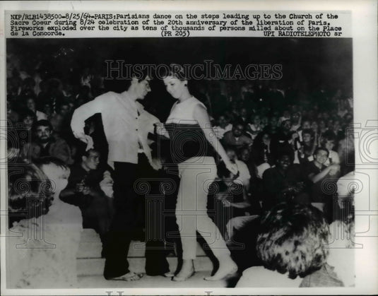 1964 Press Photo Parisians Dance On The Steps Leading Up To The Church- Historic Images