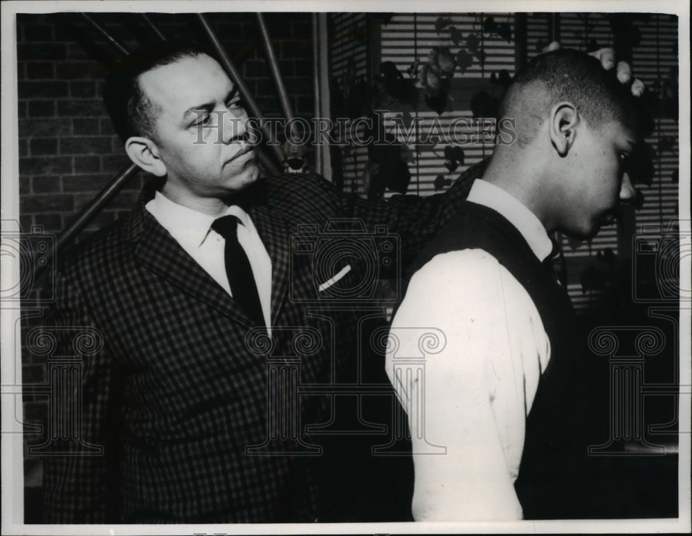 1966 Press Photo Thomas Sellers Examines Uneven Haircut On His Son Thomas III