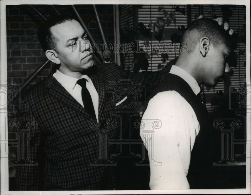 Load image into Gallery viewer, 1966 Press Photo Thomas Sellers Examines Uneven Haircut On His Son Thomas III
