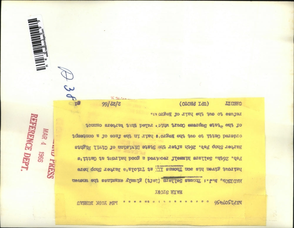 1966 Press Photo Thomas Sellers Examines Uneven Haircut On His Son Thomas III