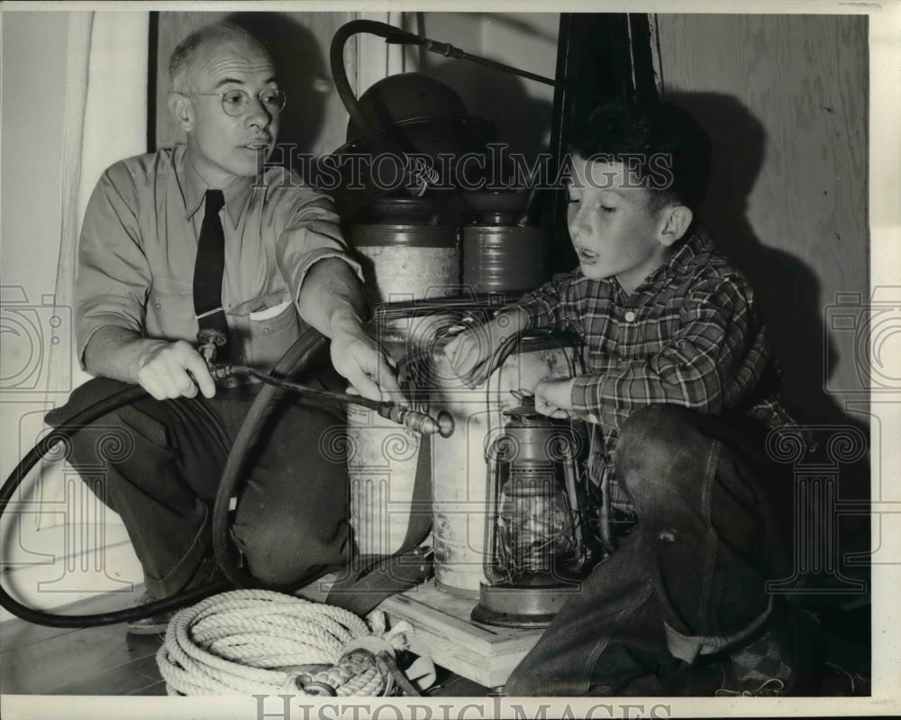 1942 Press Photo Frank Terramorse Shows His Son Drew How To Use Extinguisher