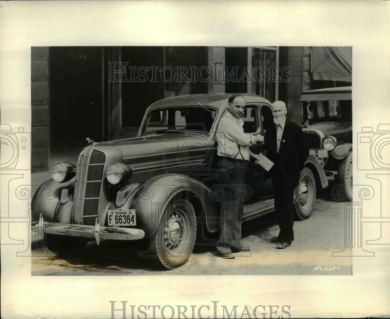 Load image into Gallery viewer, 1936 Press Photo The Country's Oldest Driver Is 94 Year Old Robert Lyon
