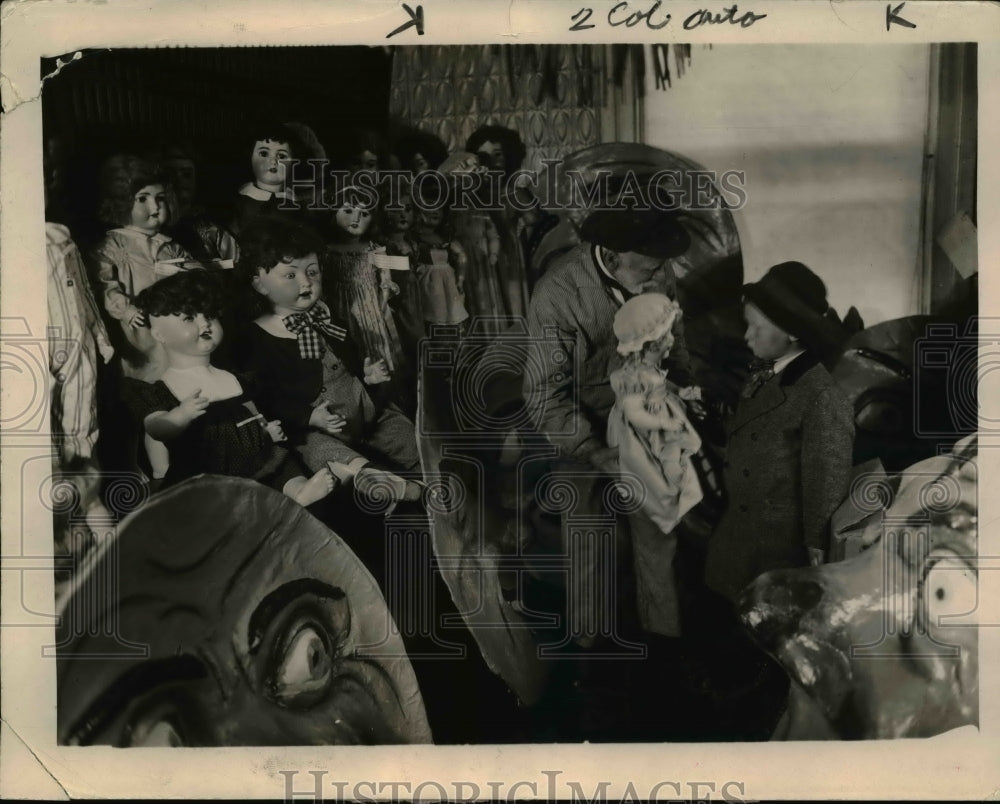 1919 Press Photo Mr. Crandall gives the doll to a young visitor