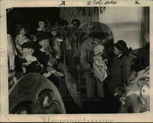 1919 Press Photo Mr. Crandall gives the doll to a young visitor