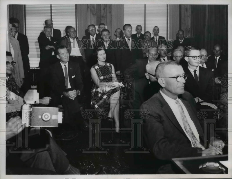 Load image into Gallery viewer, 1962 Press Photo Brecksville residents with the sleepy Hollow Golf Club members
