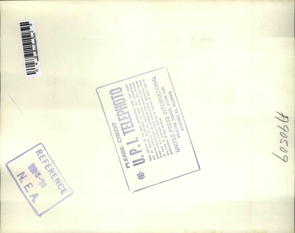 1958 Press Photo Bank teller, Frank Greenfield displays the note from a bandit