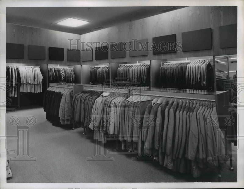 Load image into Gallery viewer, 1960 Press Photo May's Parmatown Men's Department on first floor
