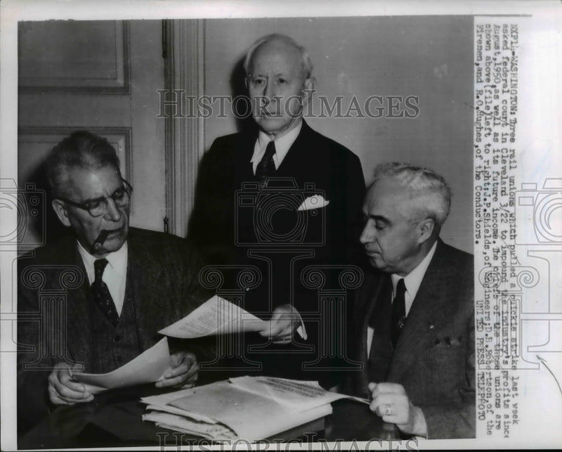 Load image into Gallery viewer, 1952 Press Photo left to right; J.P. Shields, D.B. Robertson and R.O. Hughers
