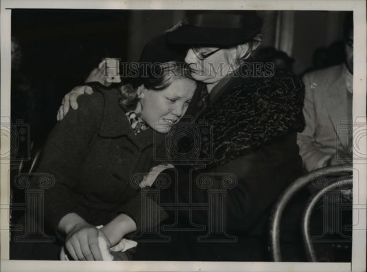 1937 Press Photo Gladys Love ecans comforted a policewoman killingoh her lover.
