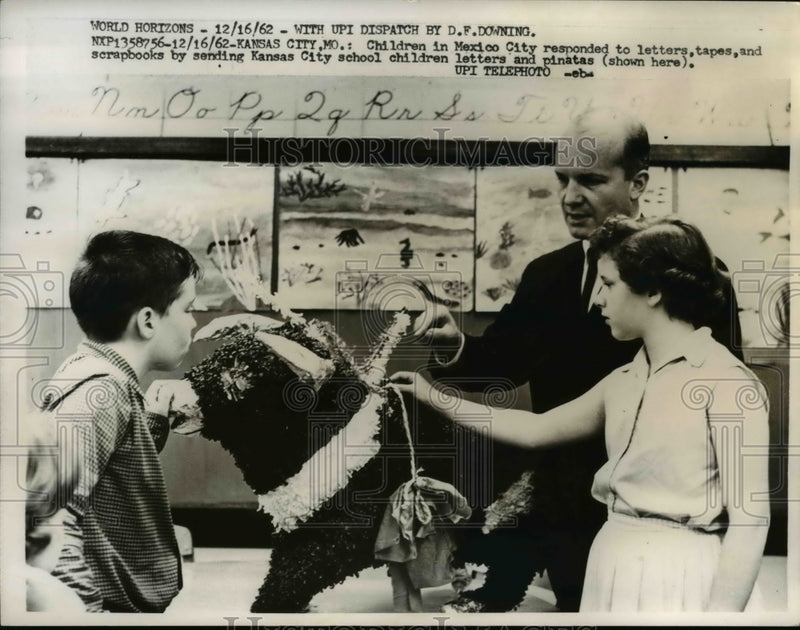 Load image into Gallery viewer, 1962 Press Photo Kansas City School Children with letter and pinatas.
