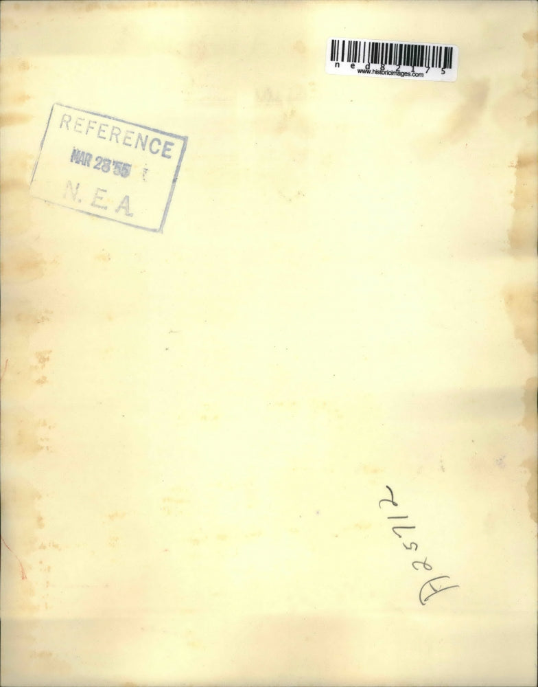 1955 Press Photo Club wielding policeman chased a youth at a demonstration