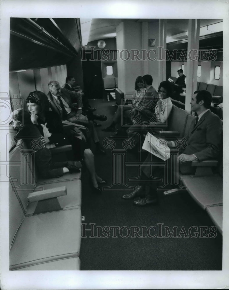 1970 Press Photo People sitting at an airport waiting area