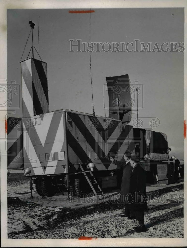 1947 Press Photo Norman Smith and Pat Dunne look over truck and trailer