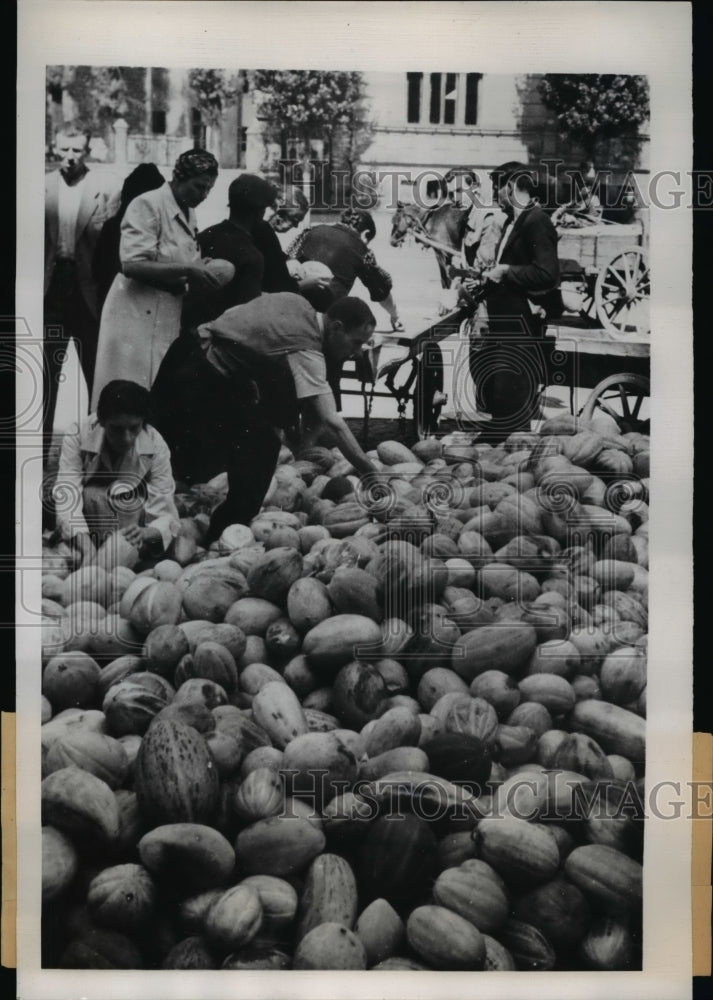 1946 Press Photo Residents of Sofia, Bulgaria, buying some of the melons