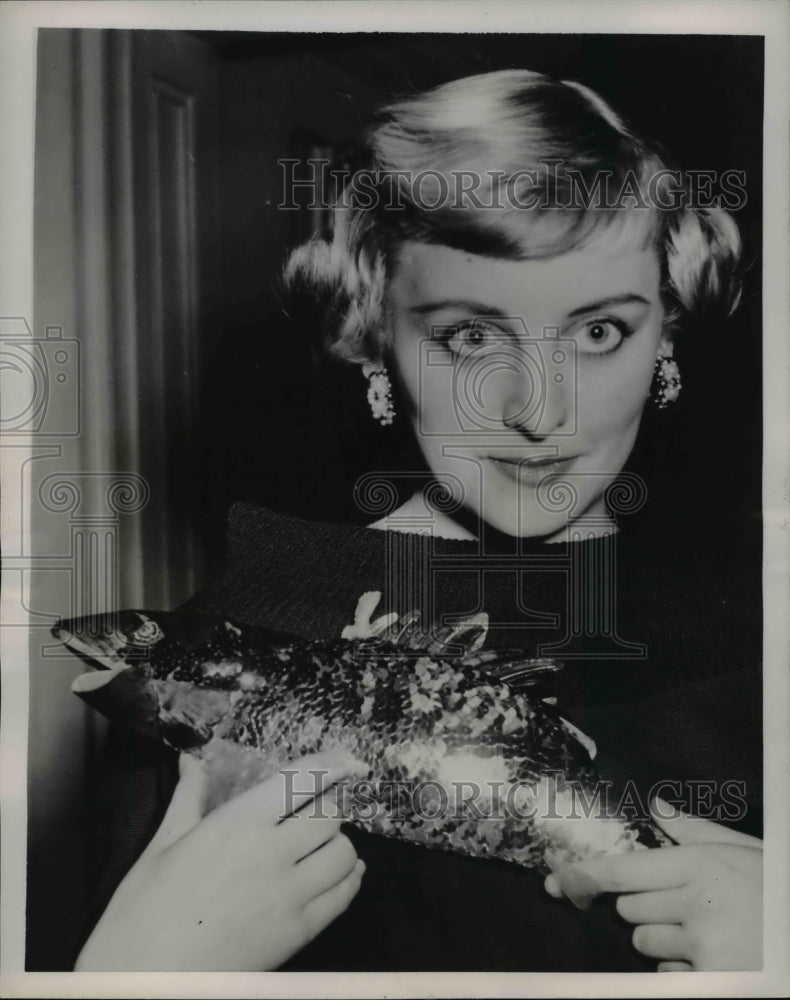 Load image into Gallery viewer, 1954 Press Photo The sequin scaled feather fin fish bag - ned82224
