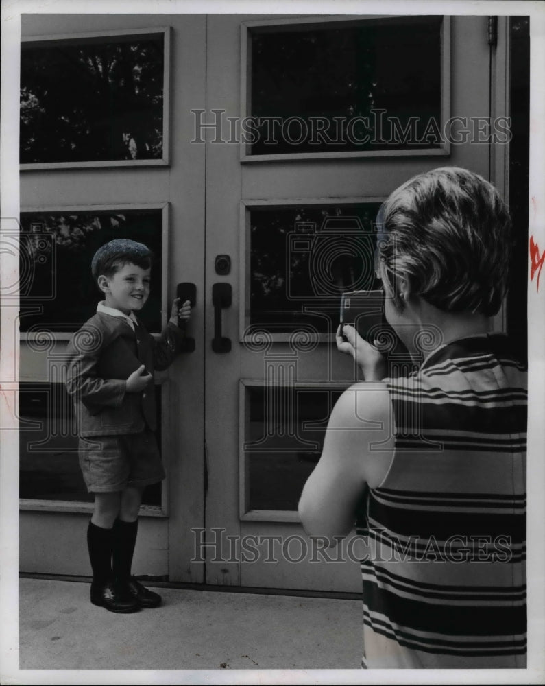 1967 Press Photo The little boy on his first day of school.- Historic Images