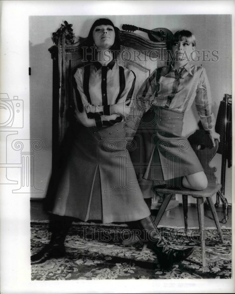 Load image into Gallery viewer, 1967 Press Photo Munich the Zhivago look is the darnier cri of a Fashion week

