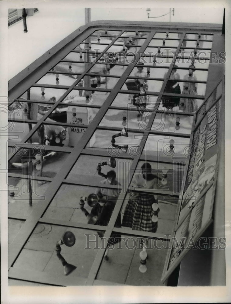 1957 Press Photo Columbia Mo Picture shows reflected images on the under side