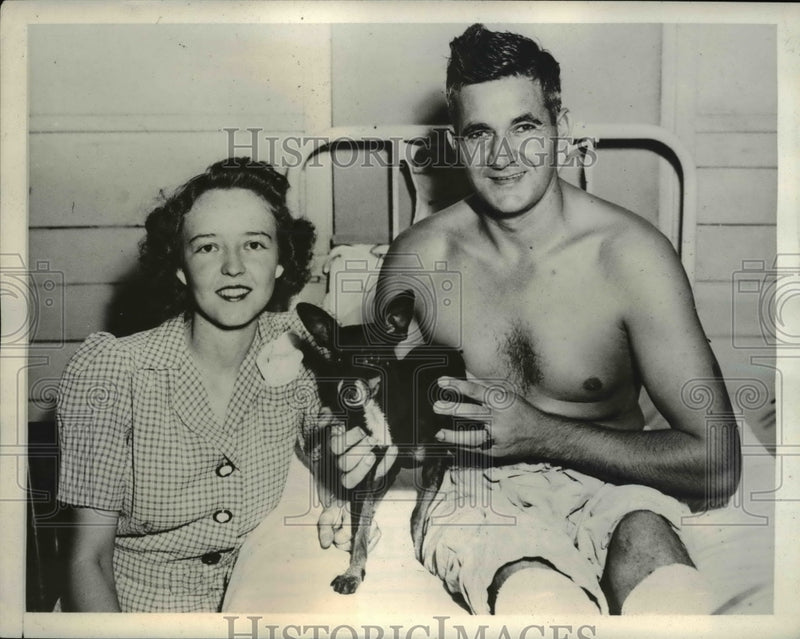 Load image into Gallery viewer, 1944 Press Photo Pfc. Roy O'Dell and wife, Eloise with their dog Speck
