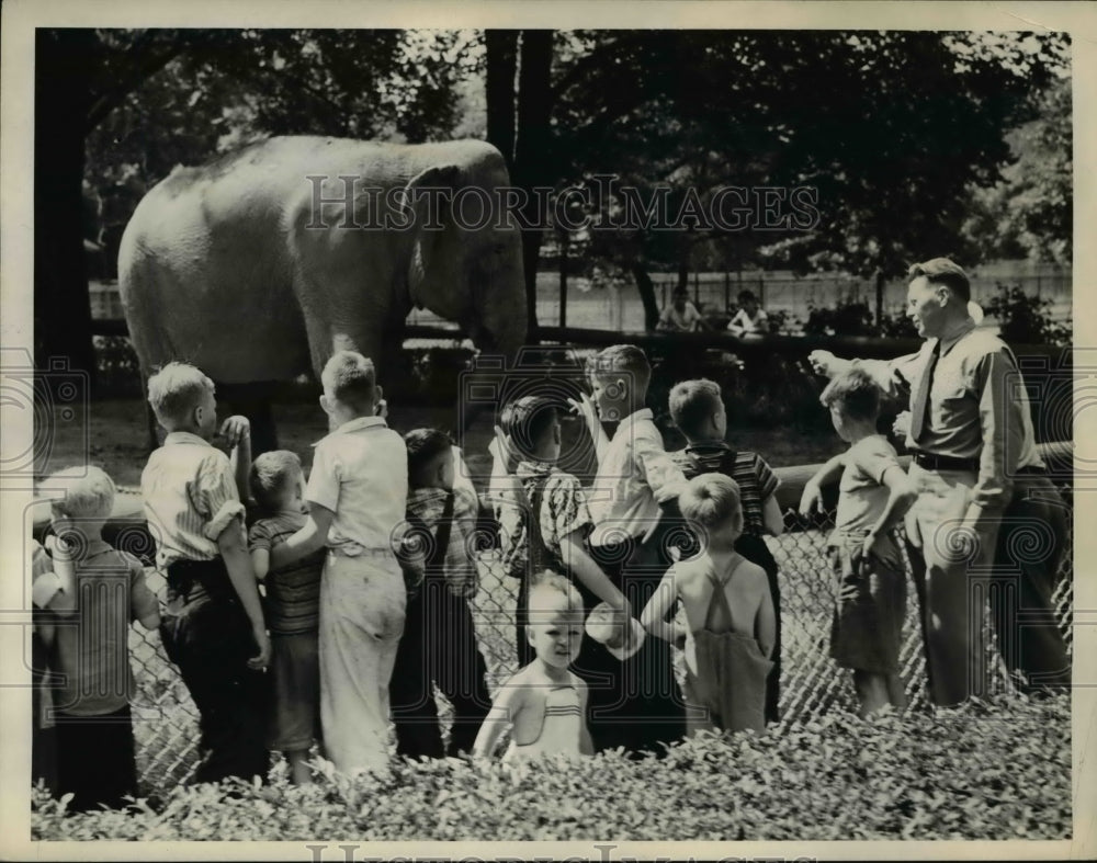 1941 Press Photo M. L. Royer Tells About the Elephant