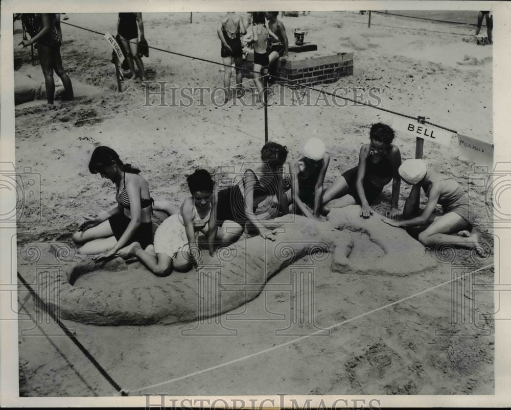 1947 Press Photo Chicago For the mermaid they sculpted in sand these girls