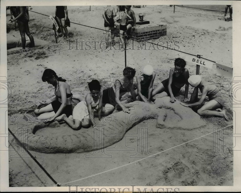 Load image into Gallery viewer, 1947 Press Photo Chicago For the mermaid they sculpted in sand these girls
